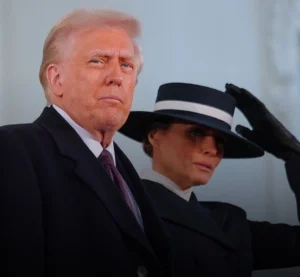 5 Strategi Topi Melania Hindari Kecupan Trump