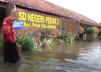 Banjir Rendam SDN Perak 2 Jombang, Kegiatan Belajar Mengajar Terhenti (Media Suaragong)