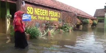 Banjir Rendam SDN Perak 2 Jombang, Kegiatan Belajar Mengajar Terhenti (Media Suaragong)