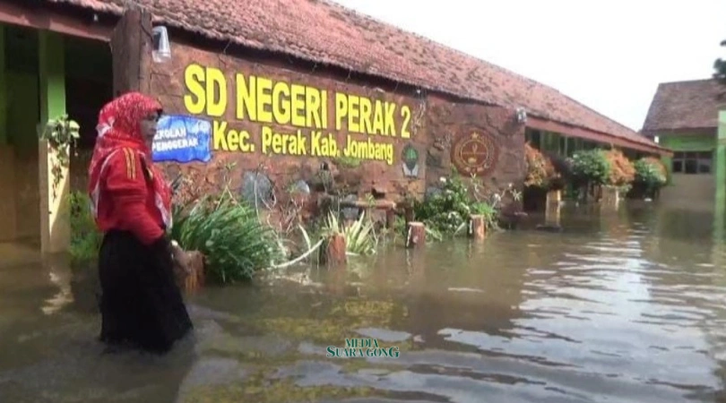 Banjir Rendam SDN Perak 2 Jombang, Kegiatan Belajar Mengajar Terhenti (Media Suaragong)