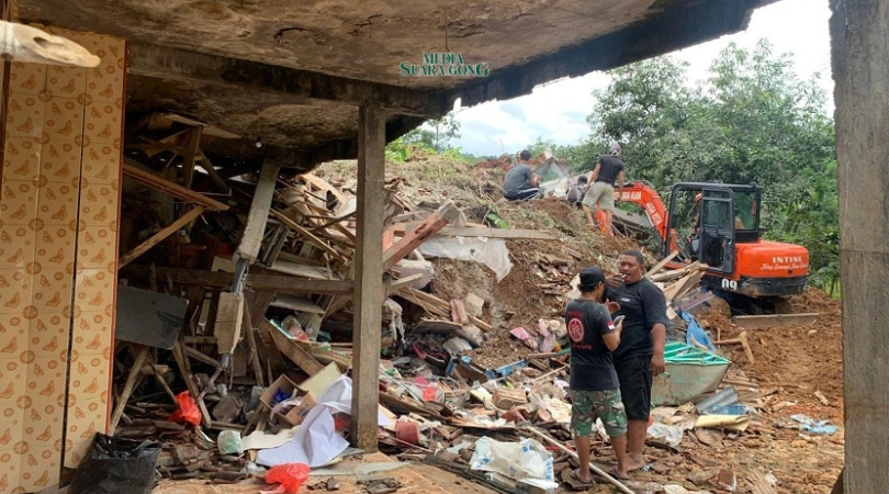 Pencarian Korban Longsor di Jombang Ditunda Akibat Hujan Deras (Media Suaragong)