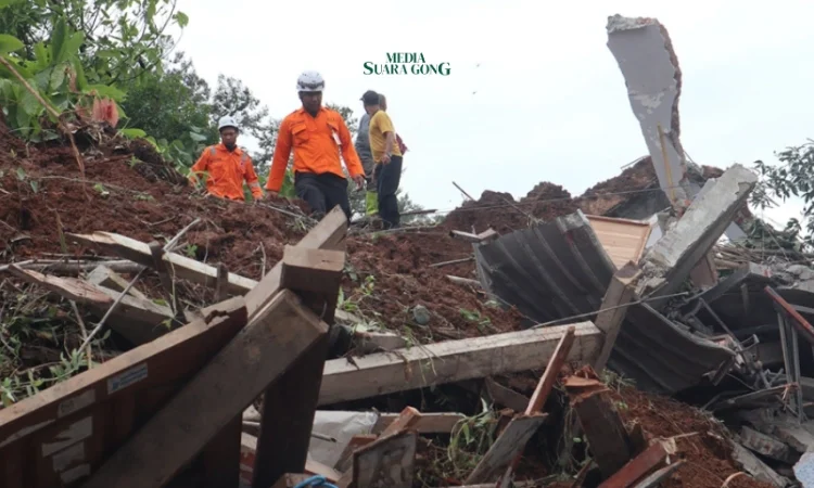 Pencarian Korban Longsor di Jombang Ditunda Akibat Hujan Deras (Media Suaragong)