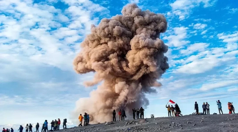 Erupsi Gunung Semeru: Kolom Abu Mencapai 700 Meter (Media Suaragong)