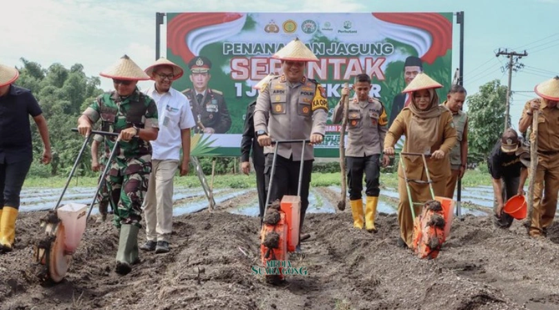 Polres Jombang Dukung Ketahanan Pangan dengan Menanam Jagung di Lahan Kosong (Media Suaragong)