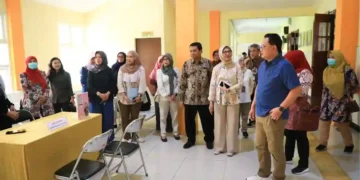 Penjabat (Pj) Gubernur Jawa Timur (Jatim) Adhy Karyono mengajak masyarakat Jatim untuk memanfaatkan program "cek kesehatan gratis" (CKG)