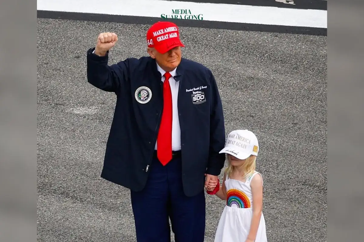 Presiden AS, Donald Trump menghadiri ajang balap mobil Daytona 500 yang bertempat di Daytona Beach, Florida, pada Minggu (16/2/2025)