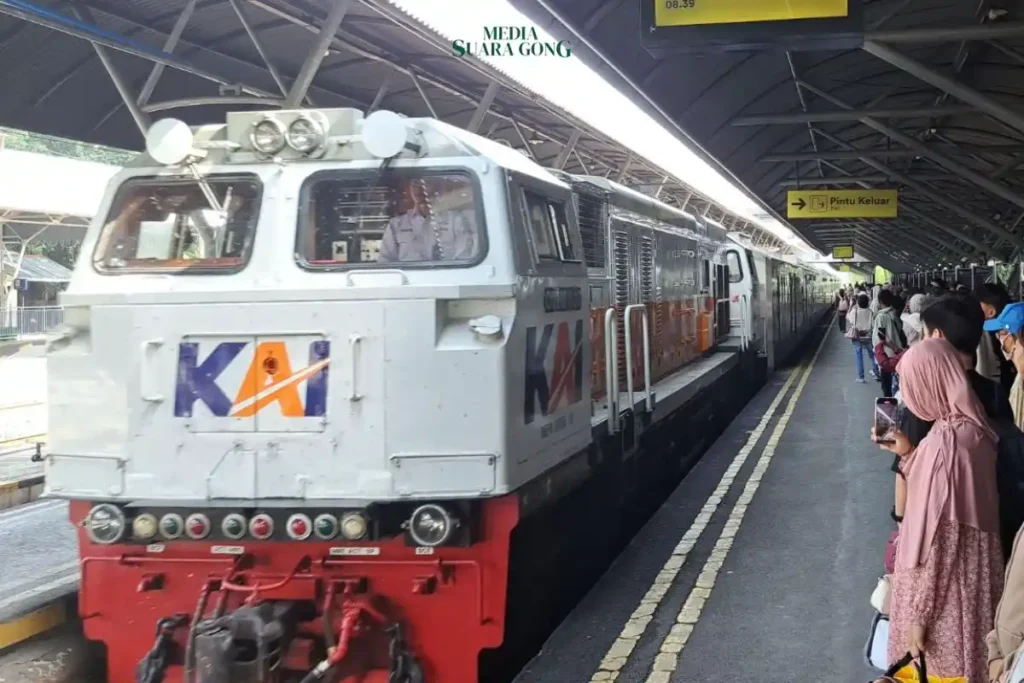 PT KAI (Persero) Daop 8 Surabaya telah resmi membuka pemesanan tiket KA tambahan untuk masa Angkutan Lebaran 2025!.