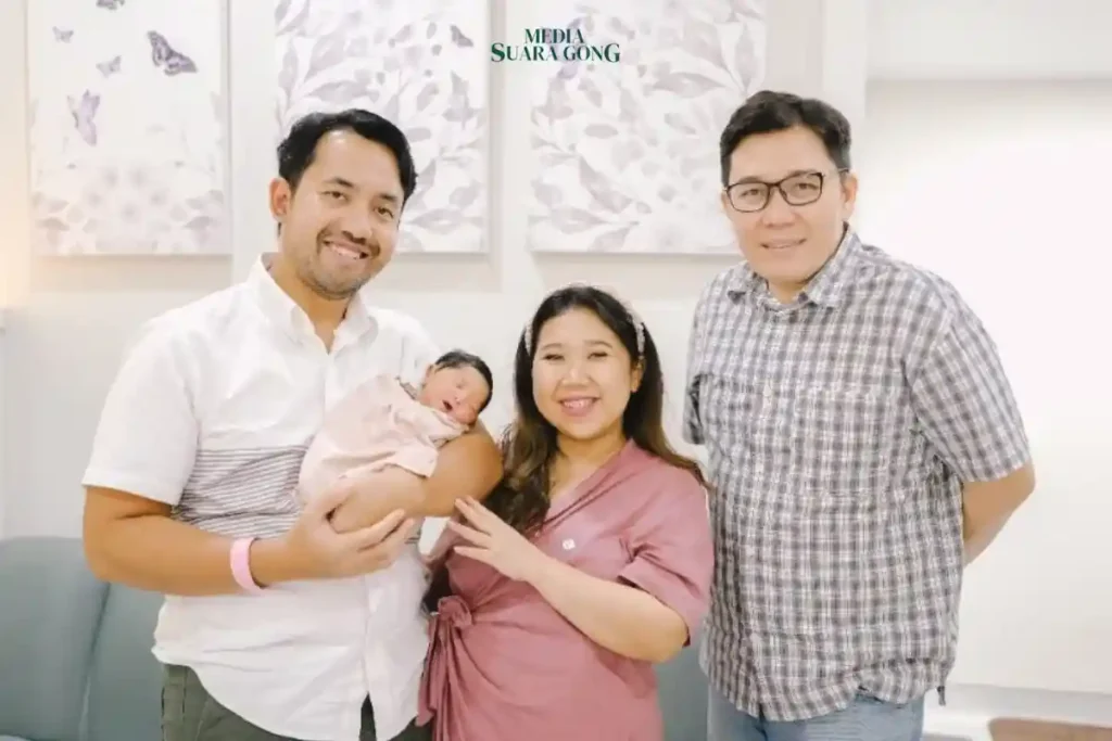 Kabar bahagia datang dari komedian Kiky Saputri yang kini resmi menyandang status sebagai ibu, dimana telah selamat melahirkan anak pertama