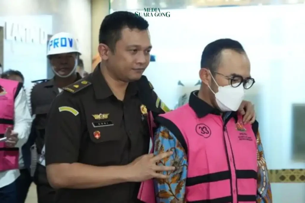 Dirut PT Pertamina terjerat kasus korupsi tata kelola minyak mentah, yaitu pengoplosan Pertalite (RON 90) menjadi Pertamax (RON 92. 