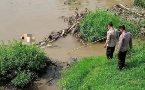 Warga Desa Padangan, Kecamatan Kayen Kidul, Kabupaten Kediri, digegerkan dengan penemuan mayat tanpa identitas