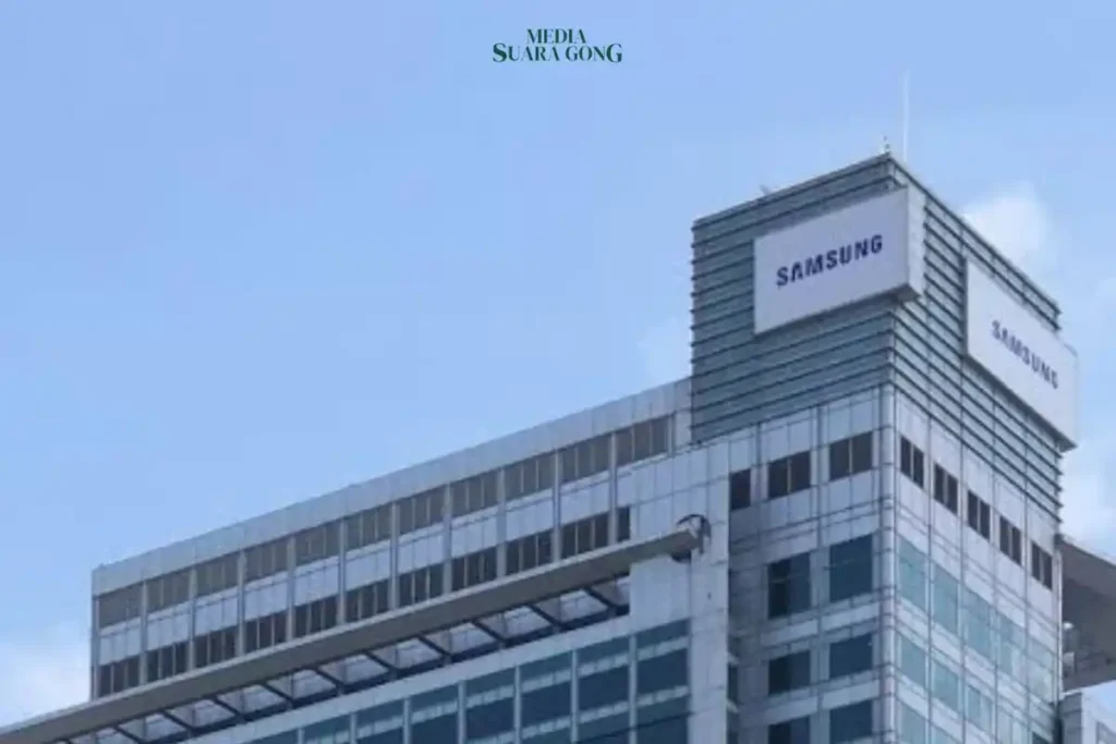 Samsung dikabarkan akan memperkenalkan smartphone layar lipat tiga dengan dua engsel yang diduga bernama Galaxy G Fold,