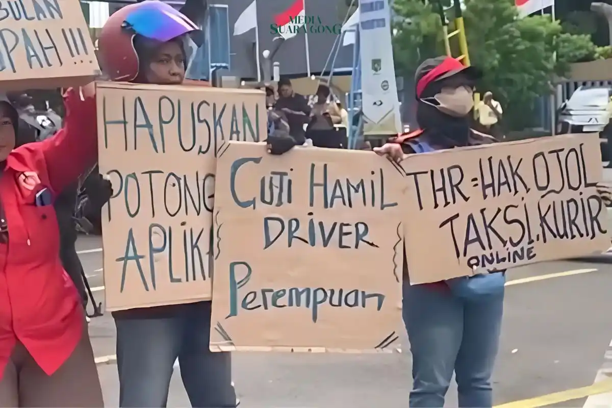 Ratusan driver ojek online (ojol) menggelar aksi Demo di depan Kementerian Ketenagakerjaan (Kemenaker), Senin (17/2/2025).