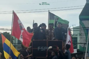 Ketua DPRD Jatim Temui Ratusan Mahasiswa Demo