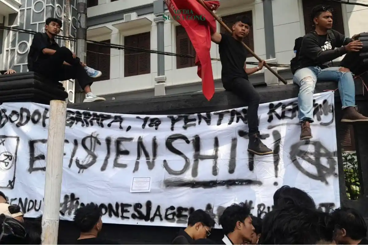 Ratusan mahasiswa dari berbagai elemen menggelar aksi demonstrasi (Demo) di depan Gedung DPRD Kota Malang pada Selasa (18/2/2025)