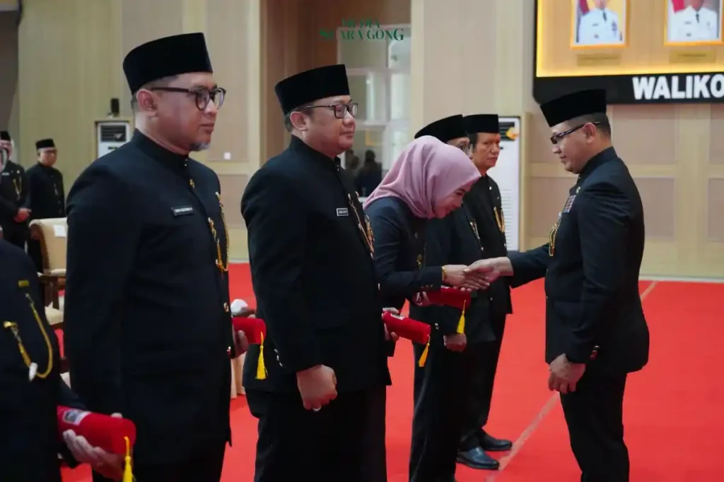 Pj Wali Kota Batu, Aries Agung Paewai, lantik 8 Pejabat Tinggi Pratama Pemerintah Kota Batu di Graha Pancasila Kota Batu pada hari Senin, (17/2/2025).