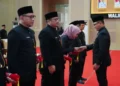 Pj Wali Kota Batu, Aries Agung Paewai, lantik 8 Pejabat Tinggi Pratama Pemerintah Kota Batu di Graha Pancasila Kota Batu pada hari Senin, (17/2/2025).