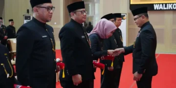 Pj Wali Kota Batu, Aries Agung Paewai, lantik 8 Pejabat Tinggi Pratama Pemerintah Kota Batu di Graha Pancasila Kota Batu pada hari Senin, (17/2/2025).