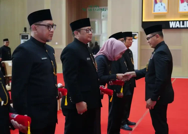 Pj Wali Kota Batu, Aries Agung Paewai, lantik 8 Pejabat Tinggi Pratama Pemerintah Kota Batu di Graha Pancasila Kota Batu pada hari Senin, (17/2/2025).