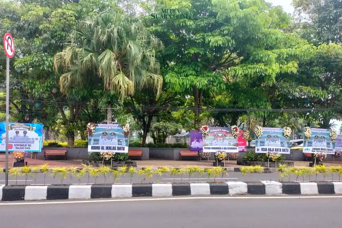 Di Momen Pelantikan Kepala Daerah, Balai Kota Among Tani Kota Batu dipenuhi karangan bunga ucapan selamat pelantikan Nurochman & Heli Suyanto