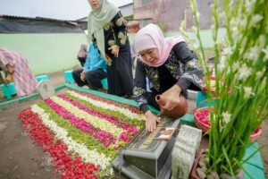 Khofifah Ziarah Makam dan Berbagi Sembako Jelang Pelantikan Gubernur Jatim 2025