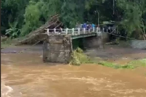 Banjir & Longsor Probolinggo: Jembatan Putus, Warga Terisolir