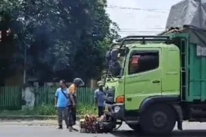 Kecelakaan di Pantura Pajarakan: Motor Masuk Kolong Truk, Pengendara Selamat!