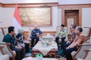 Pj. Sekda Jatim Serahkan SK Plt. Bupati Jember kepada KH. MB. Firjaun Barlaman