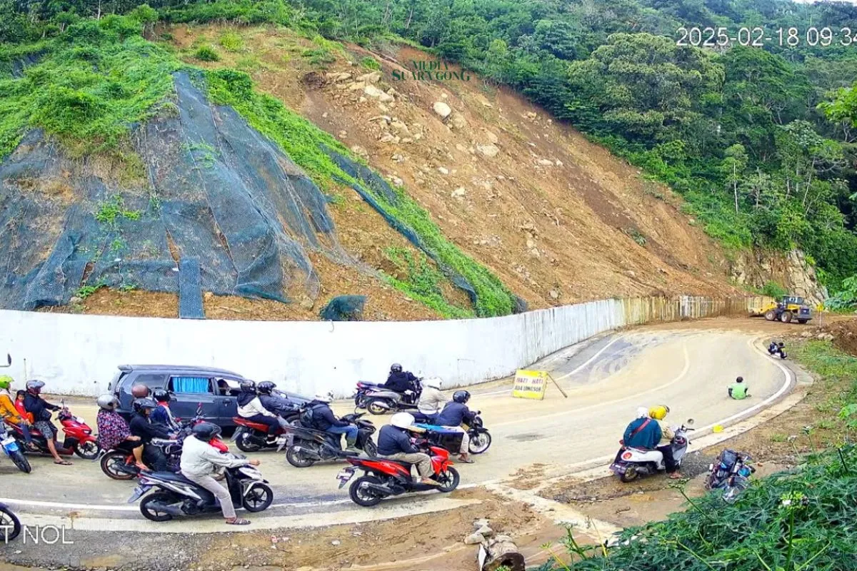 Proses Pembersihan Longsor di Jalur Piket Nol Lumajang Masih Berlanjut