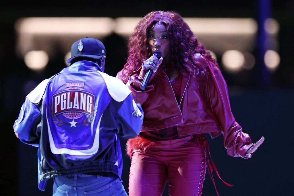 SZA dan Kendrick Lamar saat half time Superbowl 2025