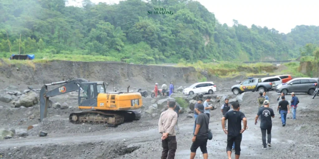 Pihak Polres Blitar Kota telah menutup semua aktivitas penambangan pasir yang menggunakan alat berat di Sungai Bladak,