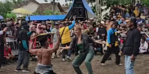 Turis Meriahkan Seni Budaya Ojung, Selamatan Desa Mangli Wetan