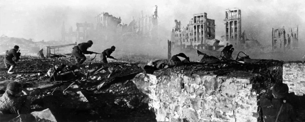 Tentara Soviet yang melakukan serangan balik saat Pertempuran Stalingrad