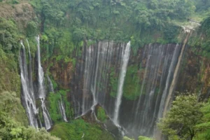 Megahnya Air Terjun Tumpak Sewu di Lumajang