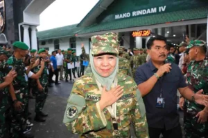 Berseragam Komcad, Khofifah Siap Ikuti Retret Kepala Daerah