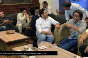 Ahmad Irawan dan Gaya Kasual Elegan di Acara Buka Bersama