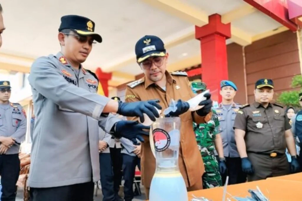 Bupati Probolinggo dan Kapolres Probolinggo musnahkan ribuan barang haram