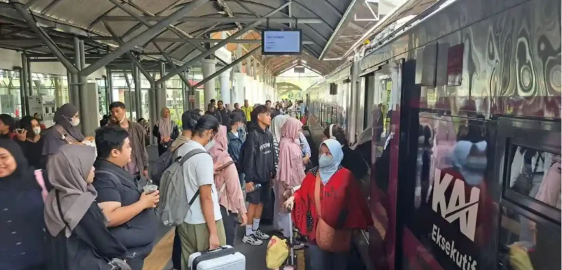 PT Kereta Api Indonesia (KAI) (Persero) Daerah Operasi (Daop) 8 Surabaya mencatat lonjakan penumpang jelang dan awal Ramadan.