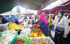 Gubernur Jawa Timur (Jatim) Khofifah Indar Parawansa melakukan sidak di Pasar Induk Among Tani Kota Batu, Minggu (2/3/25) pagi.