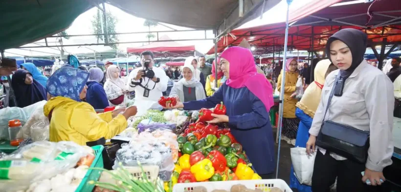 Gubernur Jawa Timur (Jatim) Khofifah Indar Parawansa melakukan sidak di Pasar Induk Among Tani Kota Batu, Minggu (2/3/25) pagi.