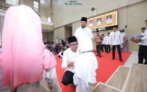 Wali Kota dan Wakil Wali Kota Batu memulai Safari Ramadan dengan silaturahim dan penyaluran bantuan sosial di Sumberbrantas