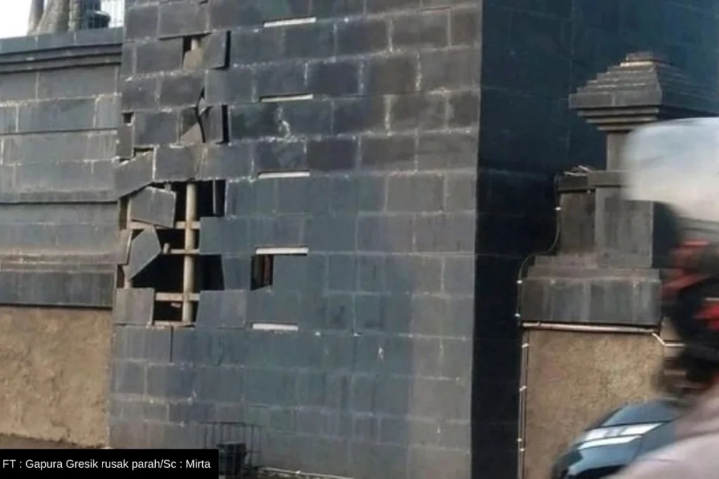 Gapura Naga Giri Gresik Ambruk, Isinya Kopong Benarkah Biayanya Rp7 M?