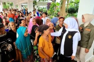Gubernur Khofifah Bagikan 1.500 Paket Sembako kepada Masyarakat Miskin di Surabaya Jelang Idul Fitri