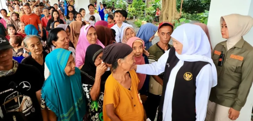 Gubernur Khofifah Bagikan 1.500 Paket Sembako kepada Masyarakat Miskin di Surabaya Jelang Idul Fitri