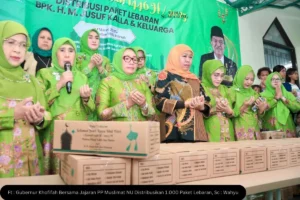 Gubernur Khofifah Bersama Jajaran PP Muslimat NU Distribusikan 1.000 Paket Lebaran