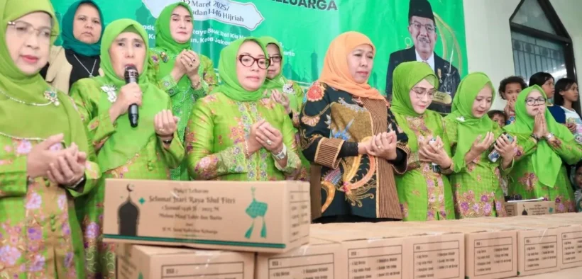 Gubernur Khofifah Bersama Jajaran PP Muslimat NU Distribusikan 1.000 Paket Lebaran