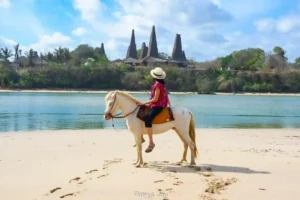 Pesona Alam dan Budaya Pantai Ratenggaro