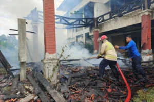 Kebakaran Melanda Bekas Rumah Sakit di Jember