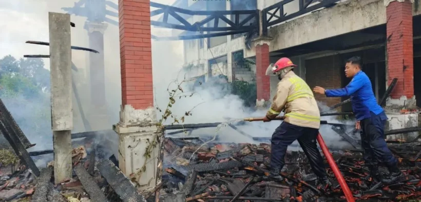 Kebakaran Melanda Bekas Rumah Sakit di Jember