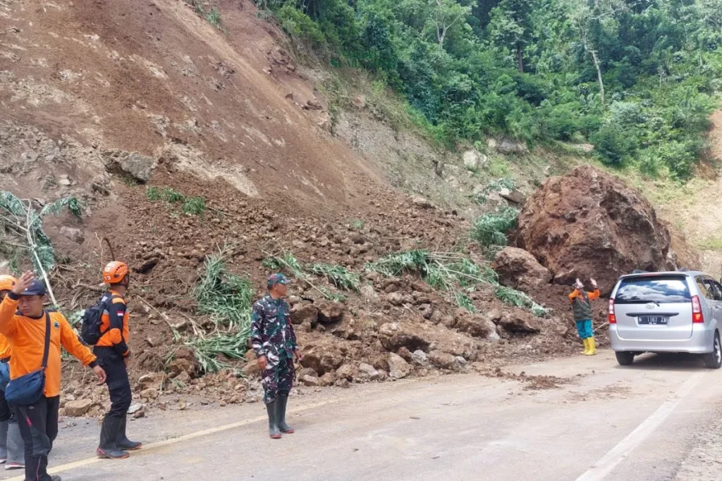 Longsor Kembali Tutup Akses Jalan Nasional di Piket Nol Lumajang