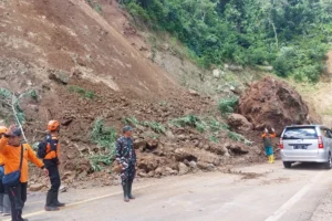 Longsor Kembali Tutup Akses Jalan Nasional di Piket Nol Lumajang